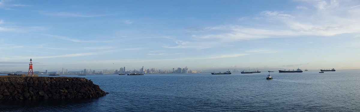 Skyline von Panama City aus der Ferne